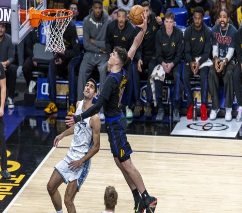 詹姆斯:拉拉维亚什么都能做一点他的进攻篮板能力能帮到我们