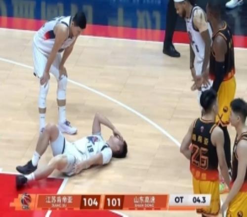 帅炸了！庞峥麟连续过掉山东多人于德豪直接被晃倒在地