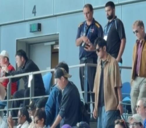 周杰伦现身澳网赛场，现场观看男单首轮张之臻对阵塞伦多洛的比赛