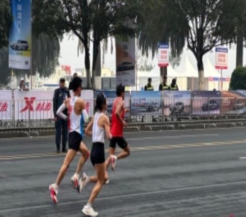 “最快女护士”张水华辞职后首战：获重庆马拉松国内女子组第四名