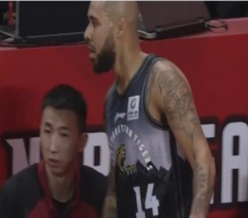 上场就是得分！吉林摩尔半场16分钟11中7轰下16分5板2助