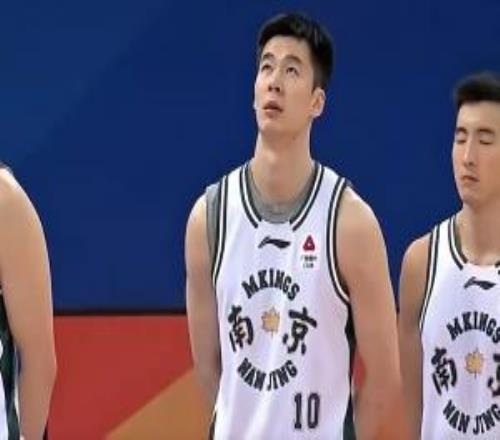 赛前升旗仪式香港球员徐远征长时间闭眼