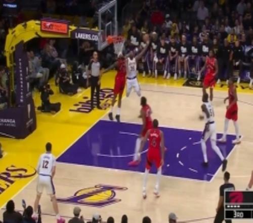 里外里就是5分！斯玛特隔扣砸飞&英格拉姆三分球反超湖人