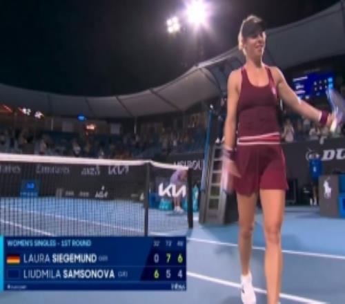 挽救两赛点！澳网女单首轮：西格蒙德21逆转18号种子萨姆索诺娃