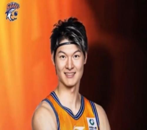 保持健康无畏前行！祝上海男篮队长王哲林32岁生日快乐！