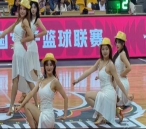 都是大长腿！媒体人晒广东女篮主场啦啦队的舞蹈表演视频