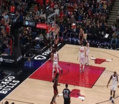 瞬间断电！祖巴茨被武切维奇一步过掉扣篮快船被打09喊下暂停