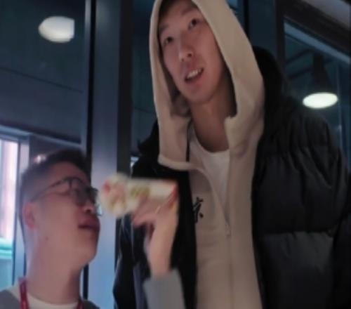 选一个队友当紧急联系人会选谁周琦：赵睿他年龄大了觉少