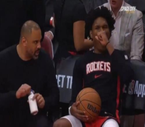 等得挺无聊火箭VS马刺调整篮筐跳球推迟KD、阿门都在场边打哈欠