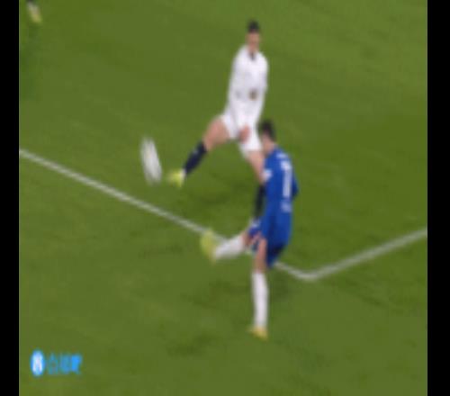 内托斜传后点恩佐头球破门，但裁判判罚犯规在先进球无效