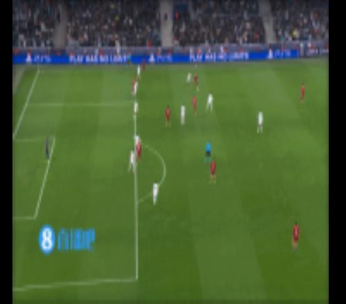 麦卡利斯特带球杀入禁区，右脚低射稍稍偏出远端立柱