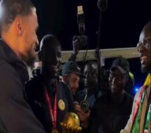 好小子！塞内加尔总理接见球队时打趣替补门将：“毛巾去哪了”