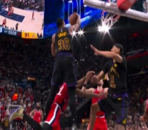 米勒和斯玛特抢篮板被吹犯规快船挑战成功&斯玛特“撑杆跳”犯规