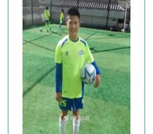 泰山博主晒出彭啸10岁照片，彭啸曾说想留洋，在国内就为国安效力