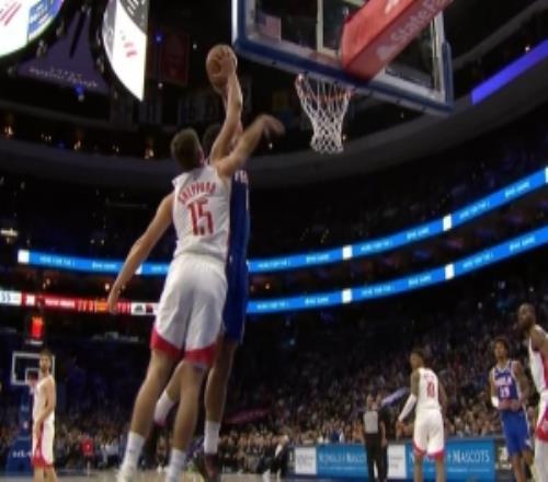 一飞冲天！沃特福德送助攻格莱姆斯双手砸扣打成2+1