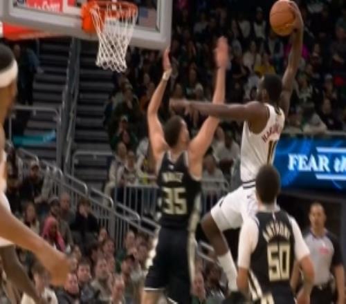 投不进就砸！哈达威冲筐面对补防单臂砸扣字母哥替补席神情落寞