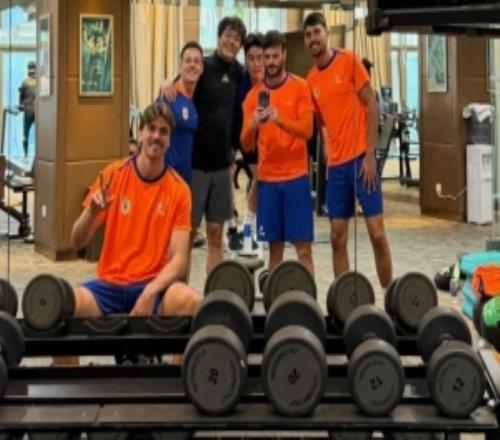 备战新赛季！卡扎伊什维利更新社媒，晒出和队友在健身房训练照