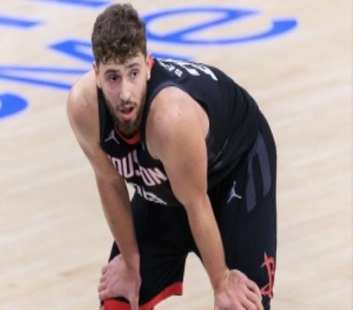 媒体人：申京最近最大的问题是打得唯唯诺诺的干啥都不坚决