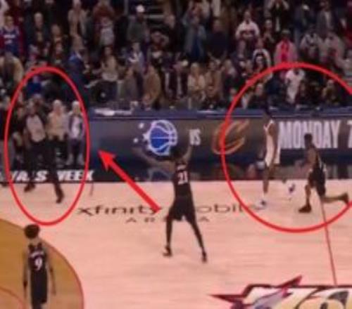 致命失误立即摊手！恩比德不对眼前人犯规而举双手连走9步找裁判