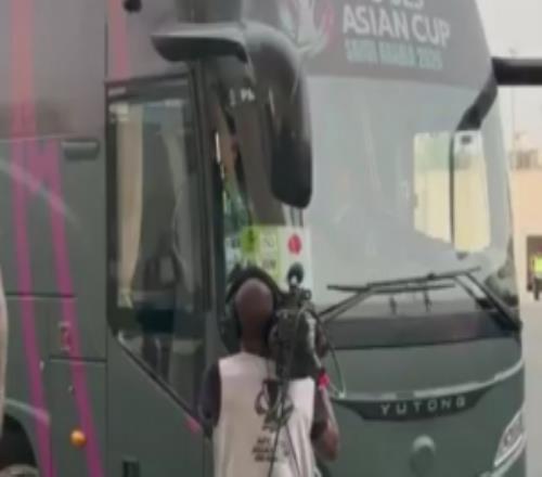 大戰(zhàn)一觸即發(fā)！日本隊官推更新，曬出日本U23全隊抵達(dá)比賽場視頻