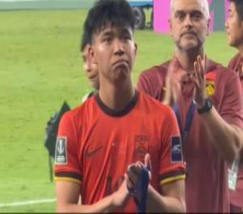 太难受了！王钰栋赛后谢场时神情落寞，眼眶泛红