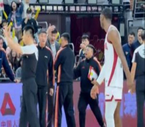 杜锋昨日为弟子出头指着迪亚洛：CNM！还招手示意要干他