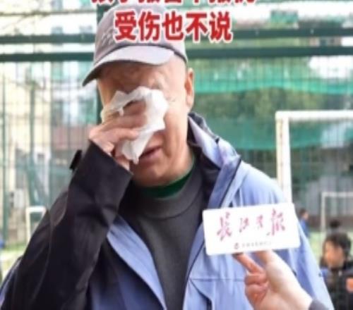 劉浩帆父親談兒子受傷心疼流淚：孩子報喜不報憂，受傷也不說