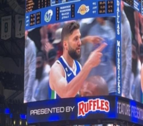 轮到你了！独行侠迎战湖人首节暂停时播放短片致敬旧将克莱伯