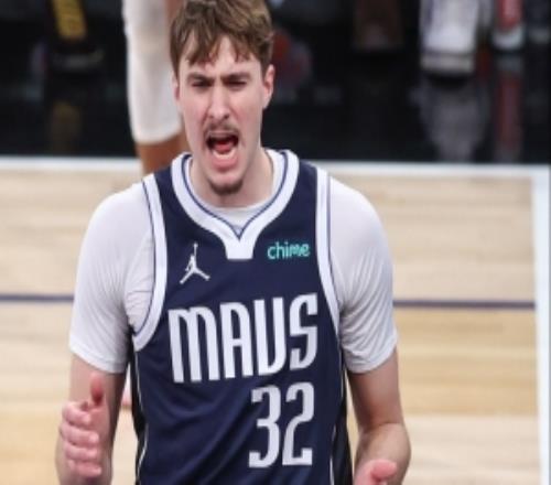 连续为马丁创造空位三分机会&终于投中！弗拉格大喊：这就是信任