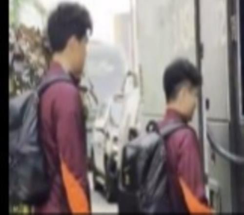 大戰(zhàn)在即！U23國足全隊離開駐地前往比賽場地！大批球迷助威加油