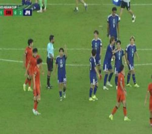 挑釁日本球員向裁判揮拳抗議染黃，隨后仍對著劉浩帆不斷輸出