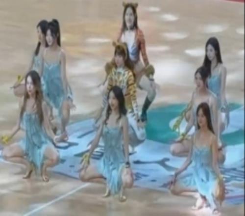 活力四射！媒体人晒广东男篮主场啦啦队的舞蹈表演视频