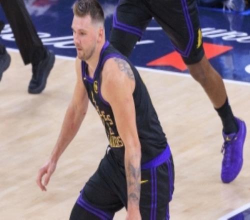 东契奇：今天中场休息时我差点走去独行侠更衣室当时有点迷糊