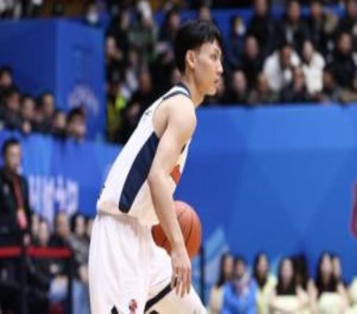 直播吧：徐杰拍片结果显示骨头没事但伤及旧伤部位