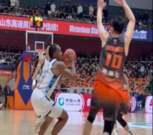 小巴里布朗最终砍下38分希望好状态可以延续到接下来的比赛中