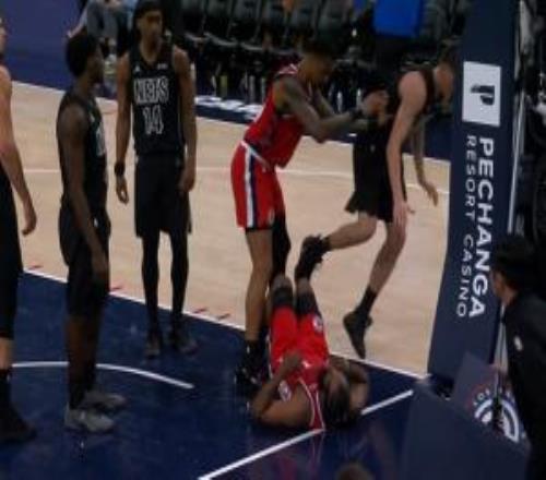 杰明保护哈登落地科林斯误会了直接给杰明推飞引发冲突