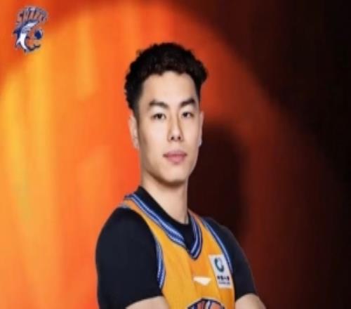 真挚的祝福！祝上海男篮球员李添荣26岁生日快乐！