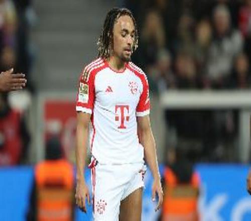 拜仁后卫博伊重返训练场，队友列队拍打以示欢迎