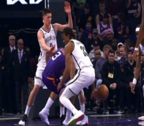 狄龙争抢球权时打到赵小四裁判长时间回看后给出一级恶意犯规