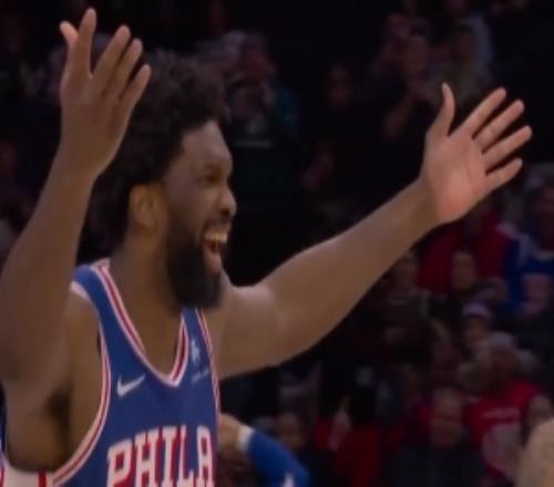 马克西：上次看恩比德空接扣篮还是四年前赛前告诉他要传空接