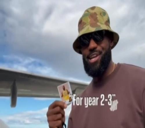 发福利周边啦！湖人官方晒为每位球员赠送个人定制小卡片