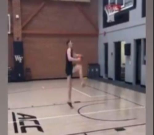 拉拉维亚社媒晒胯下扣篮喊话东契奇：这可不是AI合成的！