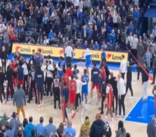 不想再参与！锡安拉架后站原地观察之后直接绕开人群离场了