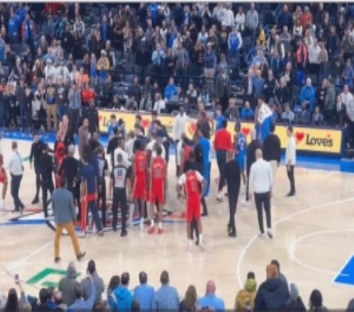 你们打你们的！亚历山大和小乔丹手牵手脱离战圈聊天去了