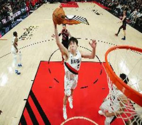 媒体人：杨瀚森技术愈发纯熟&体能提升不少日拱一卒接近合格轮换