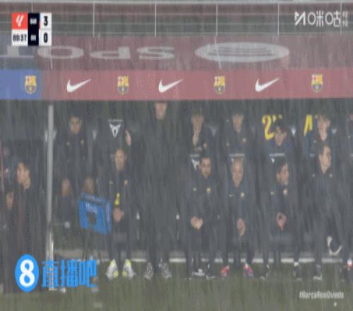 上周末，贵宾席上的拉波尔塔主席和奥维耶多市长等人被淋成落汤鸡