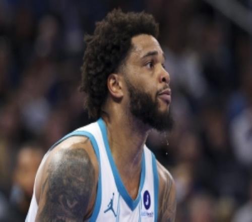 美记：小桥引起多队兴趣雄鹿和黄蜂就波蒂斯和小桥进行了讨论