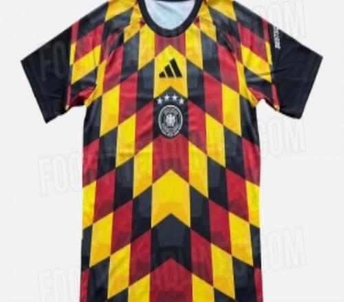 帅！德国队世界杯赛前训练球衣谍照：黑红金三色构建，几何V形图