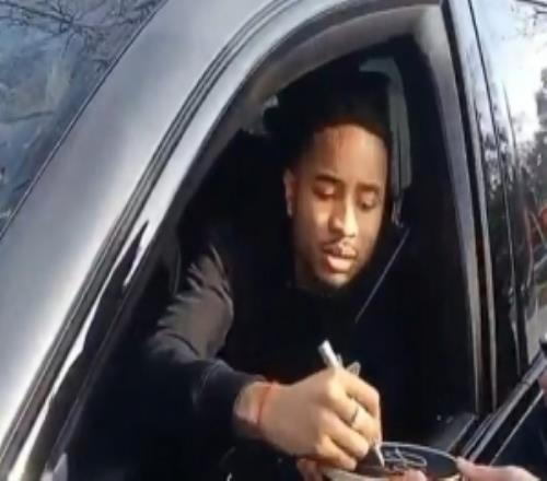 记者：恩昆库给球迷签名时被问及是否会离队，球员表示会留下