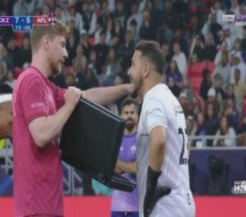 “鈔能力”！全球第一網(wǎng)紅慈善足球賽賄賂門將用一萬美元現(xiàn)金買進球